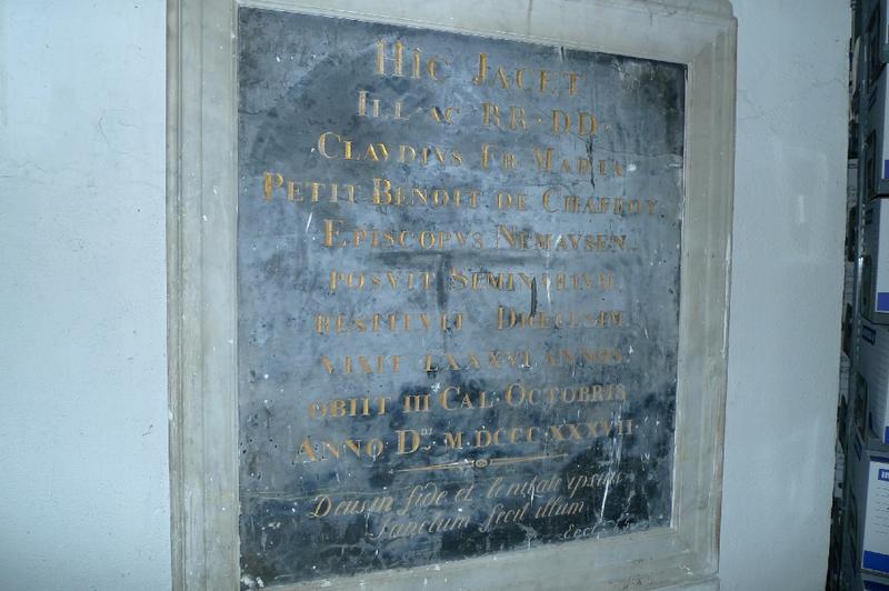 Intérieur, ancienne chapelle : stèle funéraire de Monseigneur de Chaffoy, inscription.