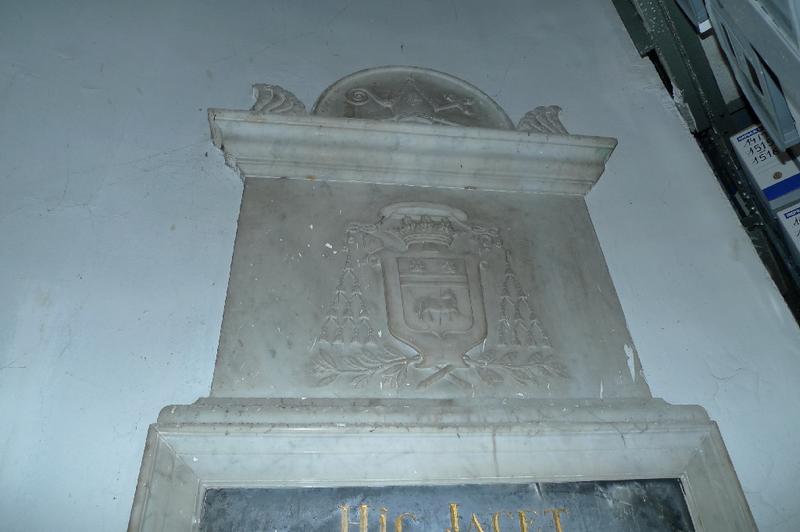 Intérieur, aile sud, ancienne chapelle : stèle funéraire de Monseigneur de Chaffoy, armoiries.