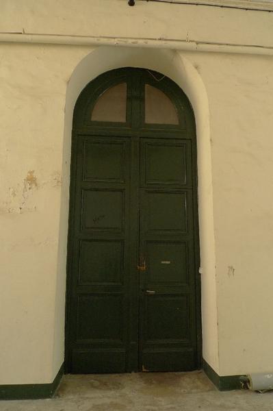 Intérieur : porte vers l'escalier sud-ouest située dans le couloir d'entrée vers la cour.