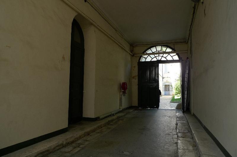 Intérieur : couloir d'entrée de la rue vers la cour avec porte vers l'escalier sud-ouest.