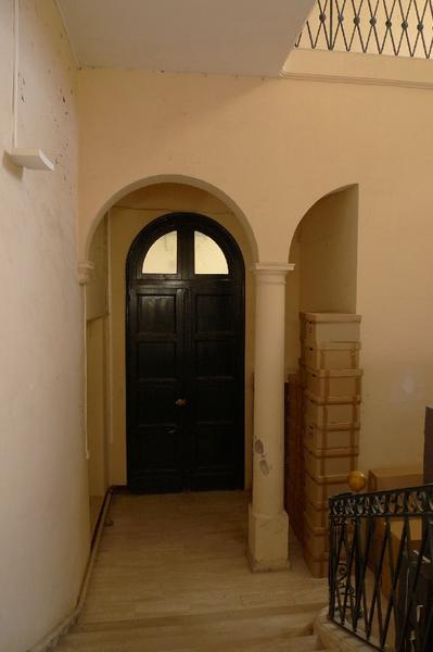 Intérieur, escalier sud-ouest : porte vers le vestibule.