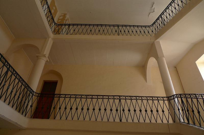 Intérieur, escalier sud-ouest : palier et porte vers l'aile sud.