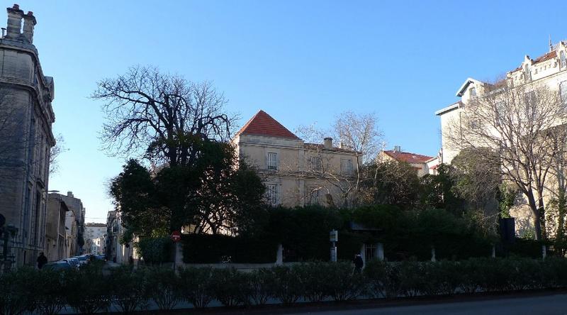 Vue depuis le boulevard Talabot avec les grilles provenant de l'église Saint-Baudile.