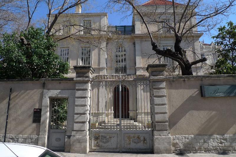 Façade principale sur rue avec portail d'entrée.