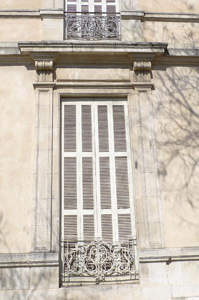 Façade côté boulevard : détail d'une baie.