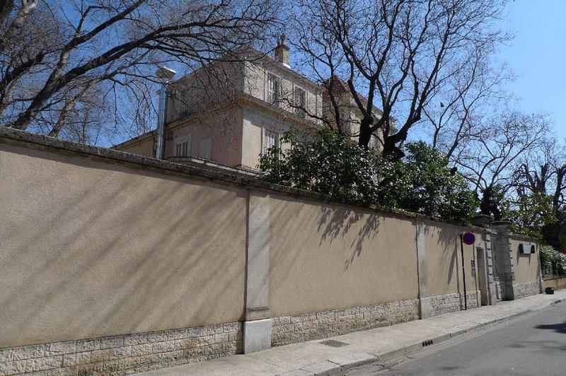 Mur de clôture sur rue.