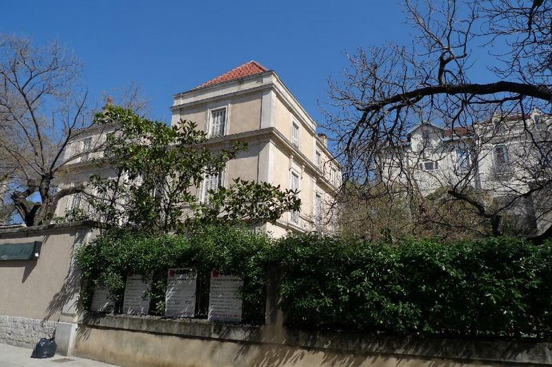 Angle sud avec façades sur rue et sur boulevard.