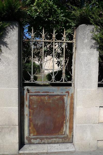 Porte sur le boulevard Talabot : grille provenant de l'église Saint-Baudile.