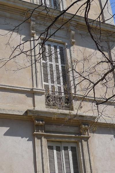 Façade principale côté rue : détail de la travée de l'angle sud.