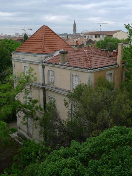 Vue de la façade sur boulevard avec toiture en pavillon de l'angle sud.