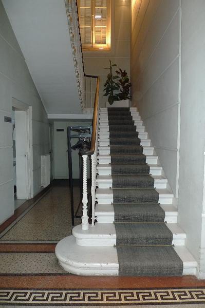 Intérieur : départ de l'escalier.