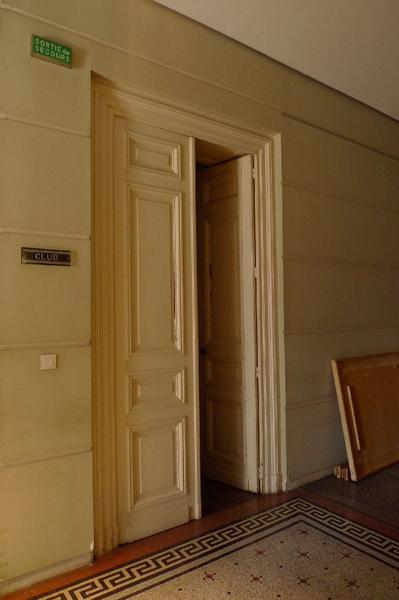 Intérieur, rez-de-chaussée : porte ouvrant sur le couloir central.