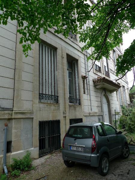 Façade arrière sur jardin avec entrée dans le grand escalier.