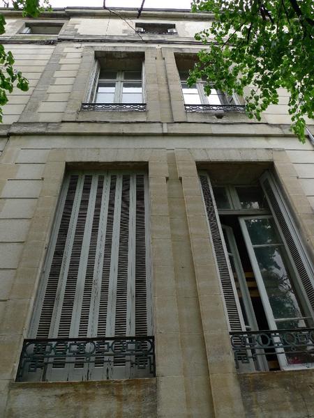 Façade arrière : baies du grand escalier.