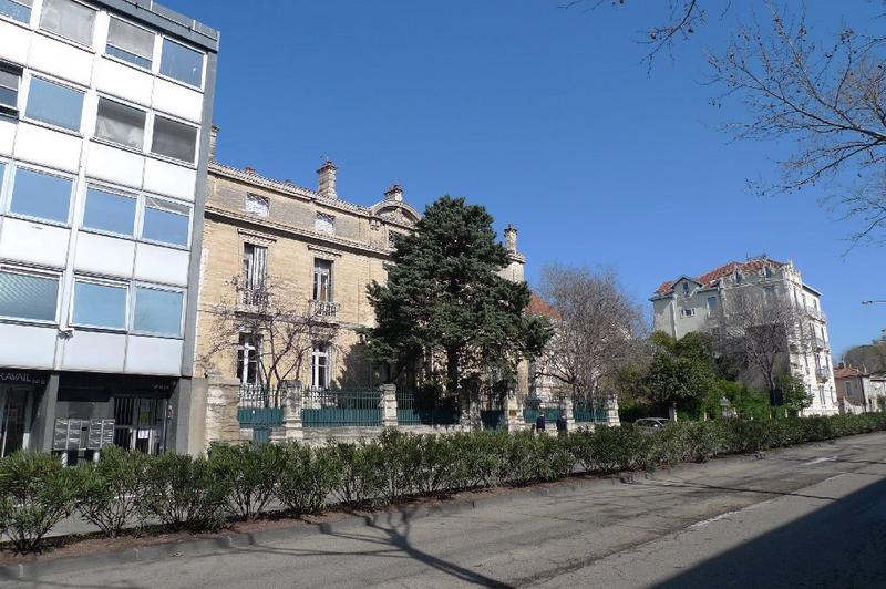 Vue du boulevard avec l'hotel Davé, l'hôtel Colomb de Daunant et l'immeuble Augière.