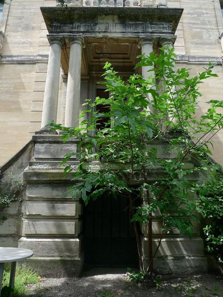 Façade sur boulevard : porche.