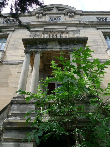 Façade sur boulevard : porche surélevé.