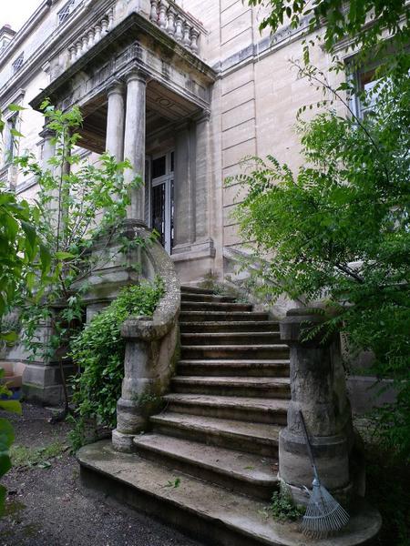 Façade sur boulevard : perron d'entrée.