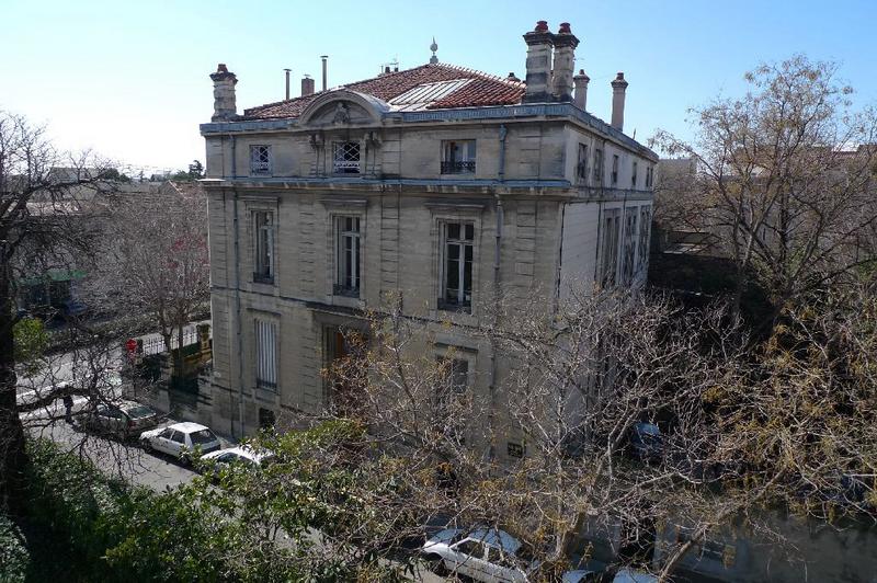 Façade sur rue et façade arrière avec toiture.