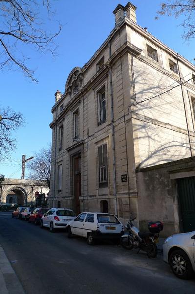 Façade sur rue et façade arrière, voie de chemin de fer et boulevard Talabot à l'arrière plan.