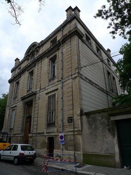 Façade sur rue et façade arrière.