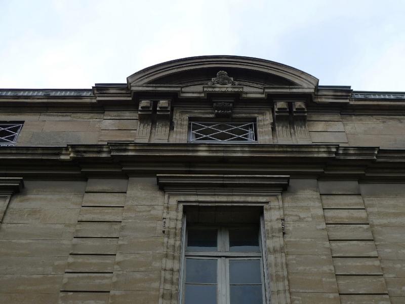 Façade sur rue : fronton de la travée centrale.