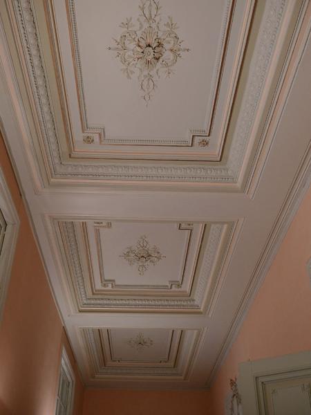 Intérieur, rez-de-chaussée surélevé : couloir, plafond.