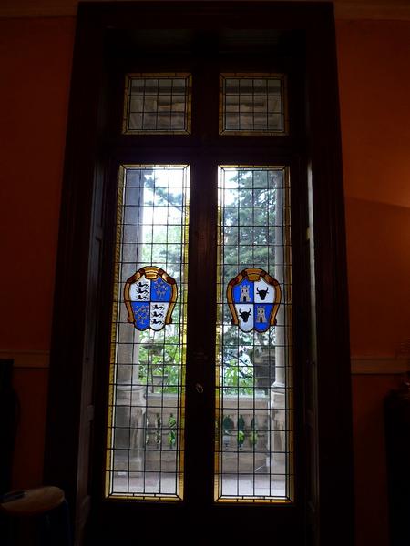 Intérieur, rez-de-chaussée surélevé : entrée sous le porche.