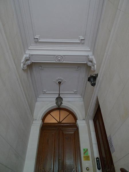 Intérieur : entrée depuis la rue et porte vers le vestibule.