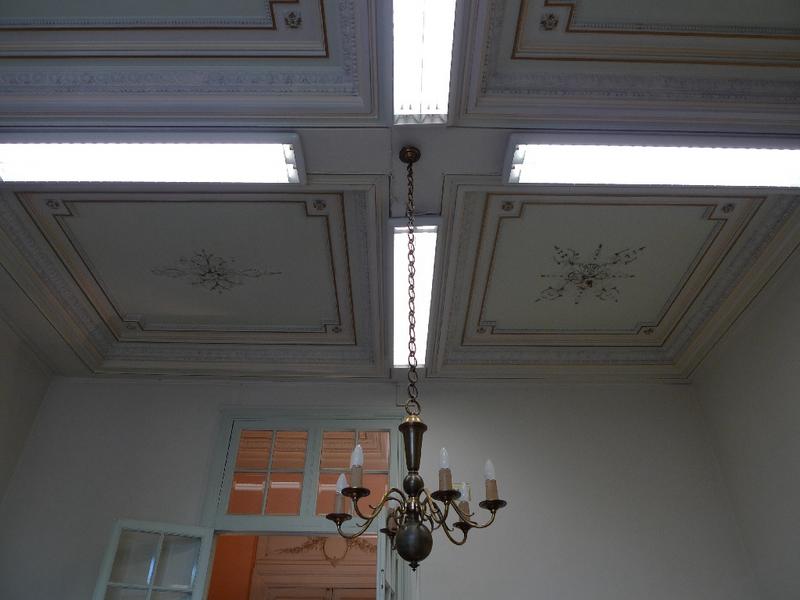 Intérieur, rez-de-chaussée surélevé : salon sud-ouest, plafond.