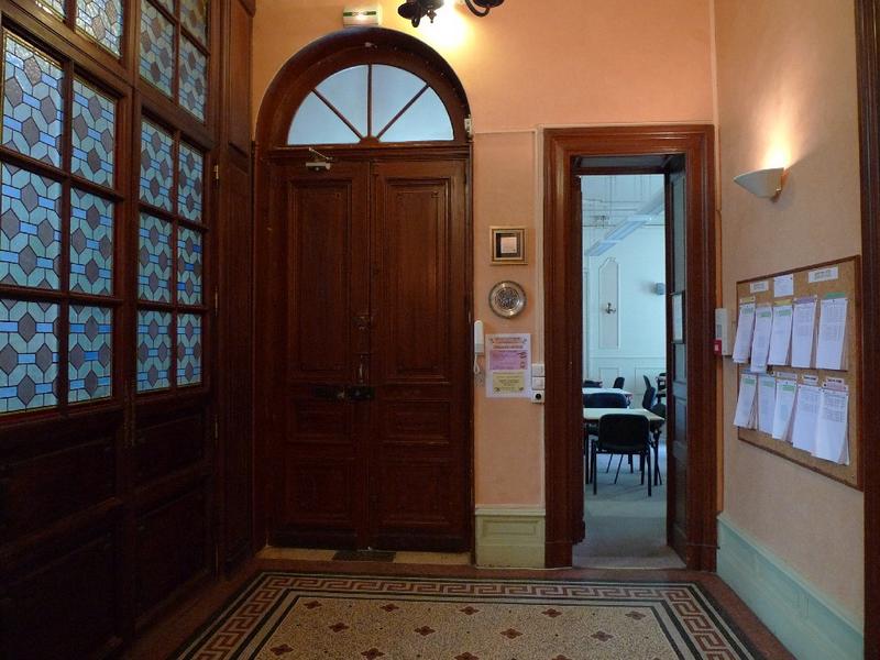 Intérieur : vestibule maintenant séparé de la cage d'escalier et porte vers l'entrée sur rue.