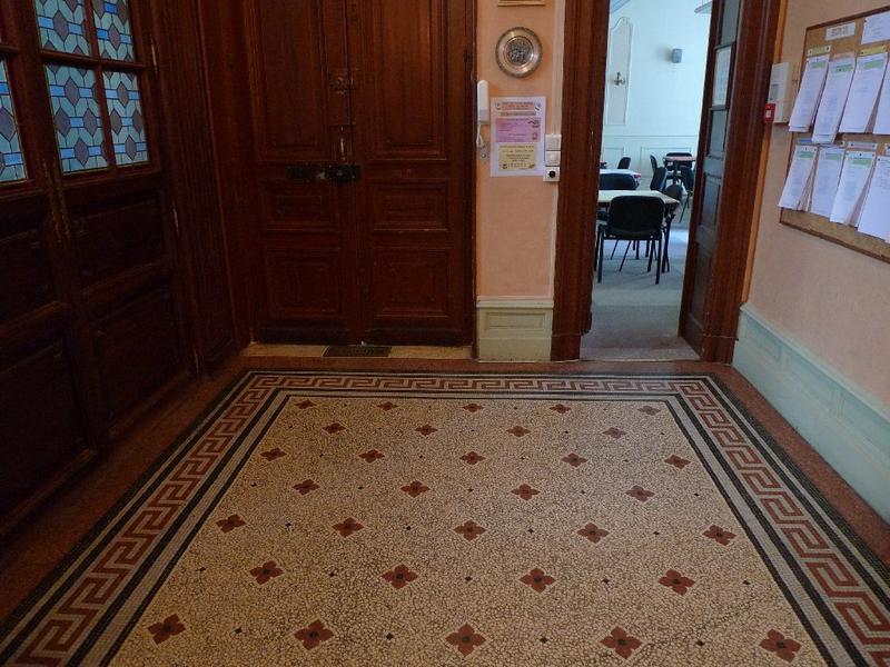 Intérieur, sol du vestibule maintenant séparé de la cage d'escalier.