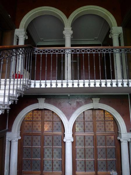 Intérieur : cage d'escalier, vue vers le palier du premier niveau.