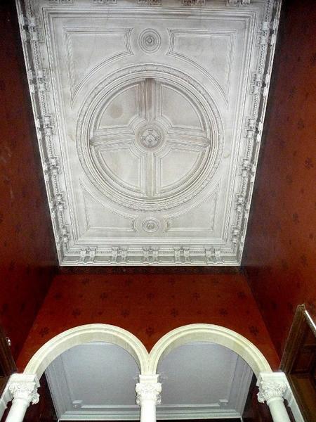 Intérieur : cage d'escalier, détail du plafond en stuc.