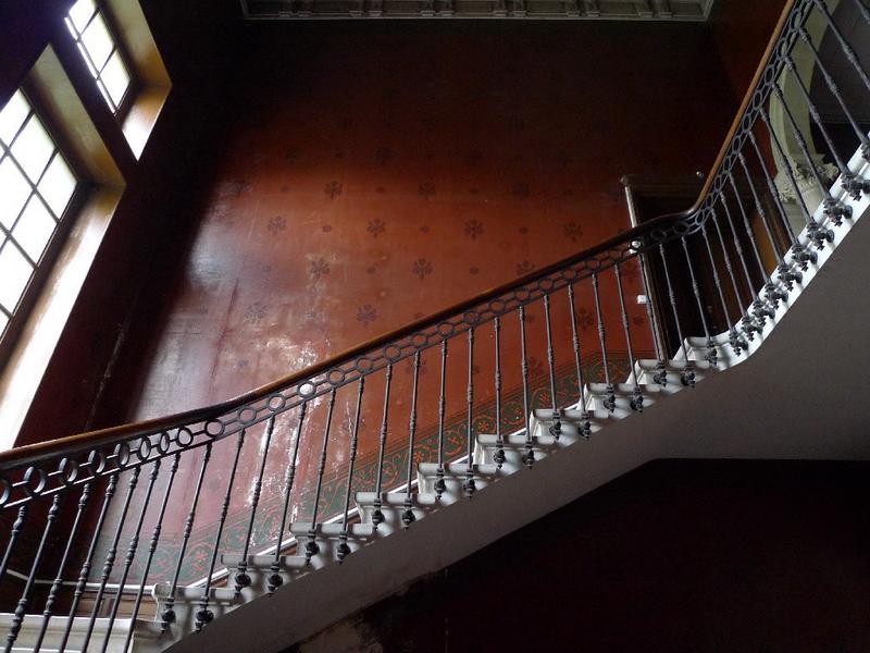 Intérieur : cage d'escalier, baie nord et mur est.