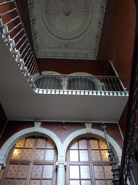 Intérieur : cage d'escalier avec plafond.