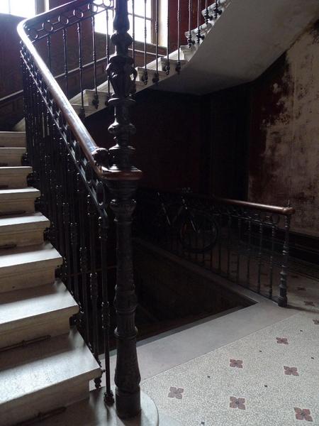 Intérieur : cage du grand escalier avec descente vers la porte sur jardin.