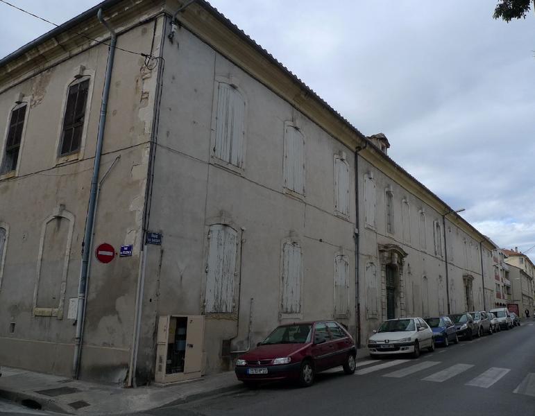 Façade et angle sur rue des Tilleuls.