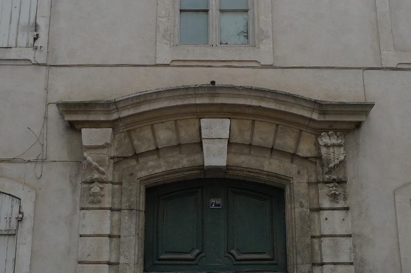 Façade : détail de la porte du 7bis.