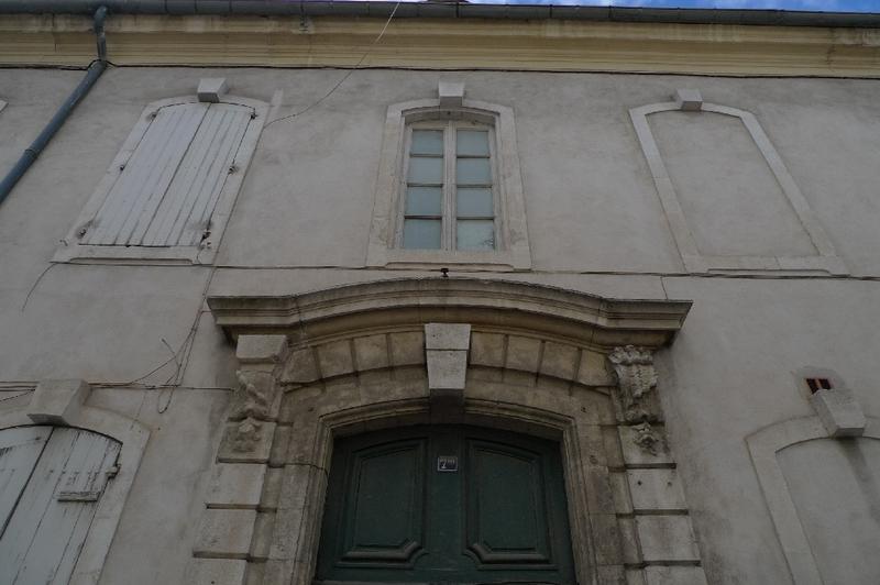 Façade : porte du 7bis.