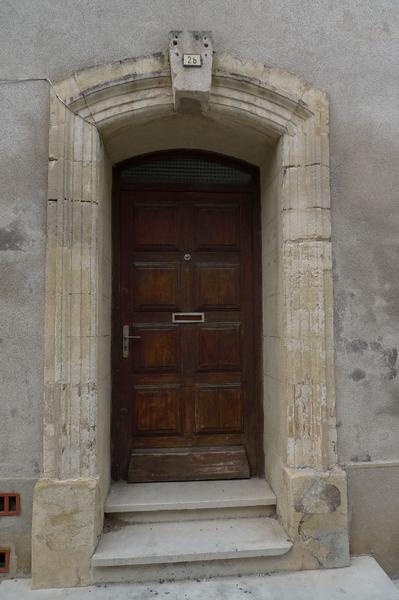 Façade sur la rue des Tilleuls : entrée du 2b.