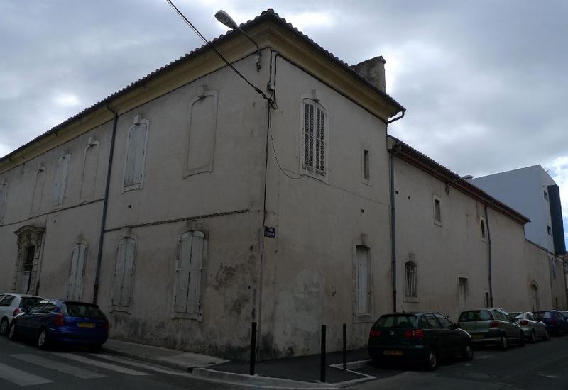 Façade : porte du 7ter et angle sur la rue Florian.