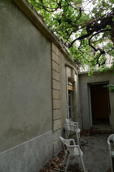 Façade sur jardin : vue vers l'agrandissement qui a englobé le dernière baie.