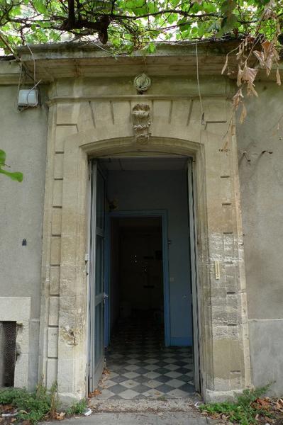 Façade sur jardin : entrée.