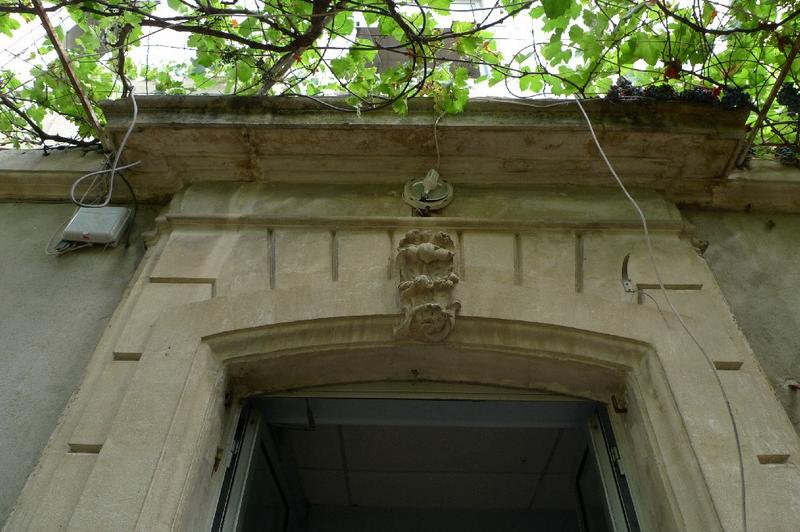 Façade sur jardin : entrée, détail.