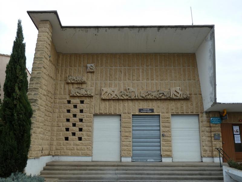 Façade de la partie salle de cinéma, foyer, avec les éléments sculptés par Paule Pascal.