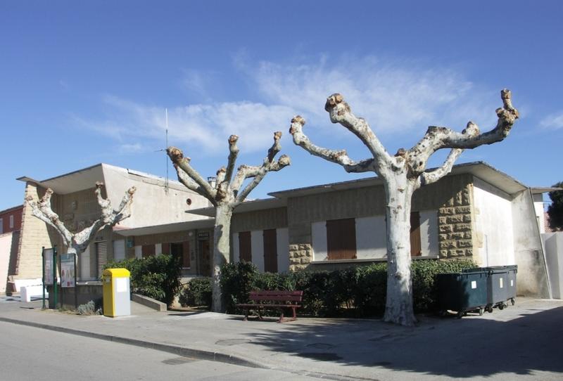 Vue d'ensemble du bloc municipal : logement et bureau au permier plan, puis salle du foyer avec sa façade plus élevée.