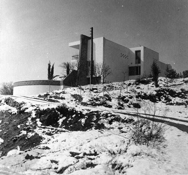 Angle de la façade ouest : débord du bandeau de béton blanc et goulotte d'évacuation des eaux.