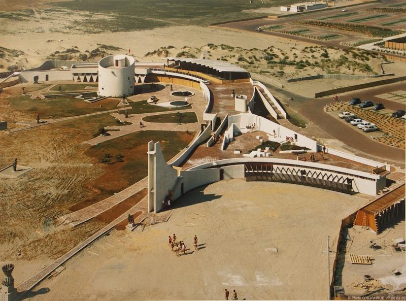 Vue du Point Zéro en 1968 avec l'installation de l'exposition de sculptures, cliché O'Sughrue.