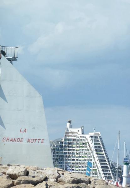 La Grande-Motte depuis la mer : au 1er planle feu d'entrée de port, à l'arrière-plan la grande pyramide